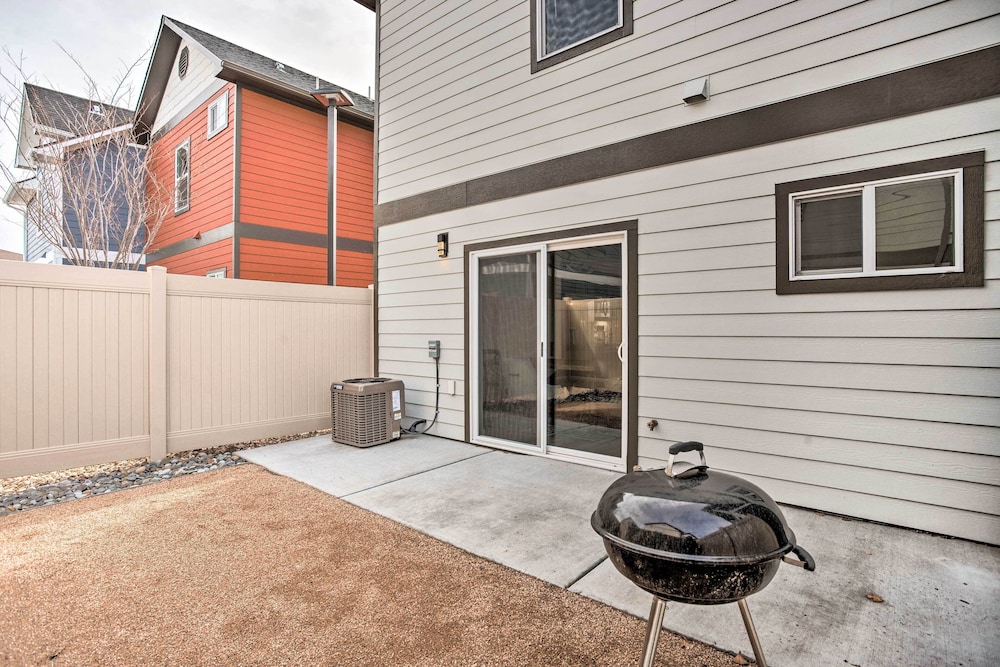 Modern Townhome ~ 3 Mi to Dtwn Grand Junction view 3