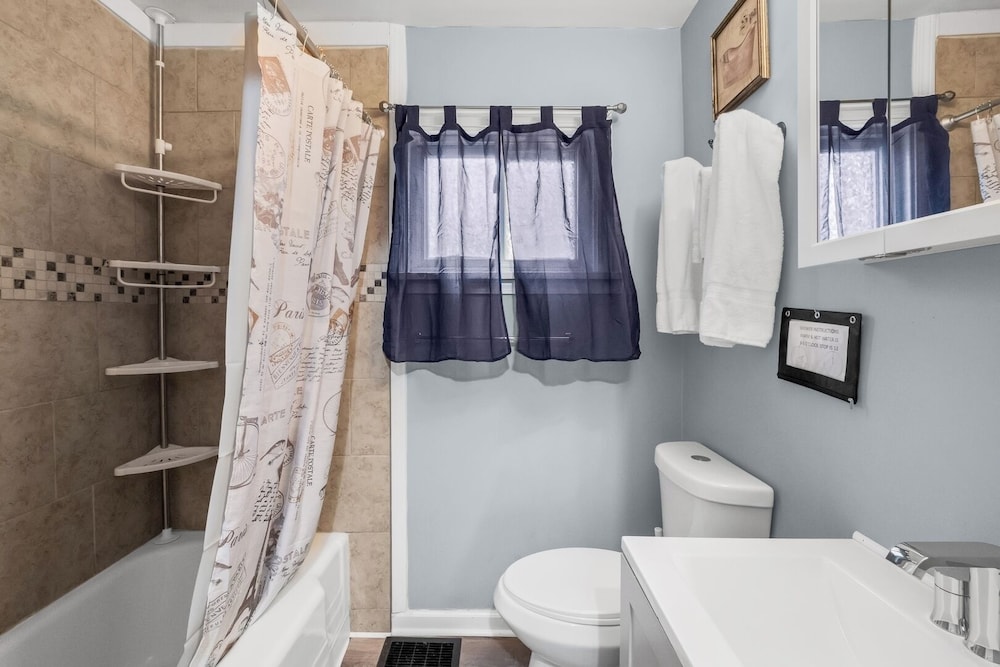 Cozy 2BR Home: With Lake Access & Work Space