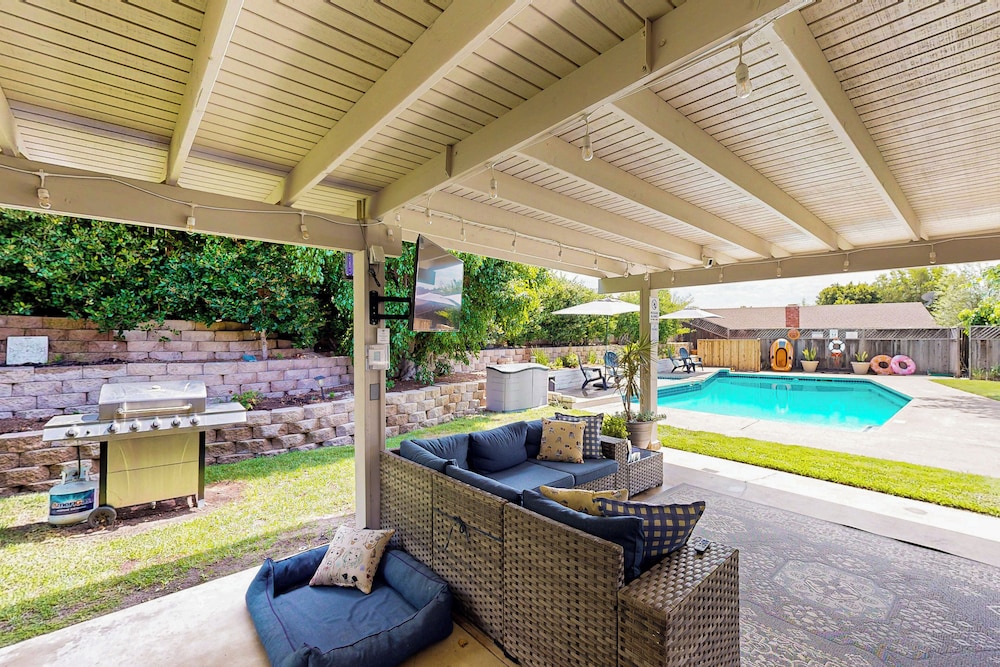 4BR Dog-friendly Home w/ Pool, Spa, Grill & A/C