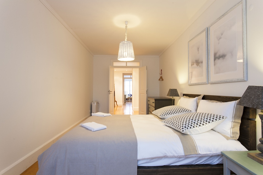 JOIVY Spacious 3BR home w/balcony in Baixa, nearby Lisbon Cathedral view 5