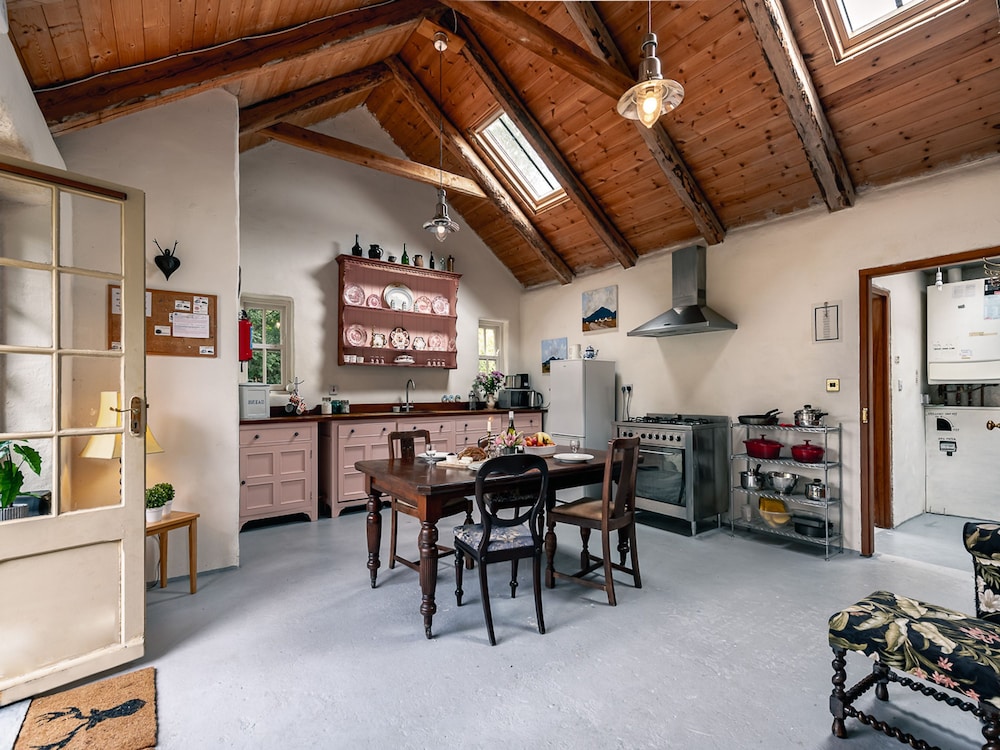 Traditional Style Thatched Cottage With Modern Amenities