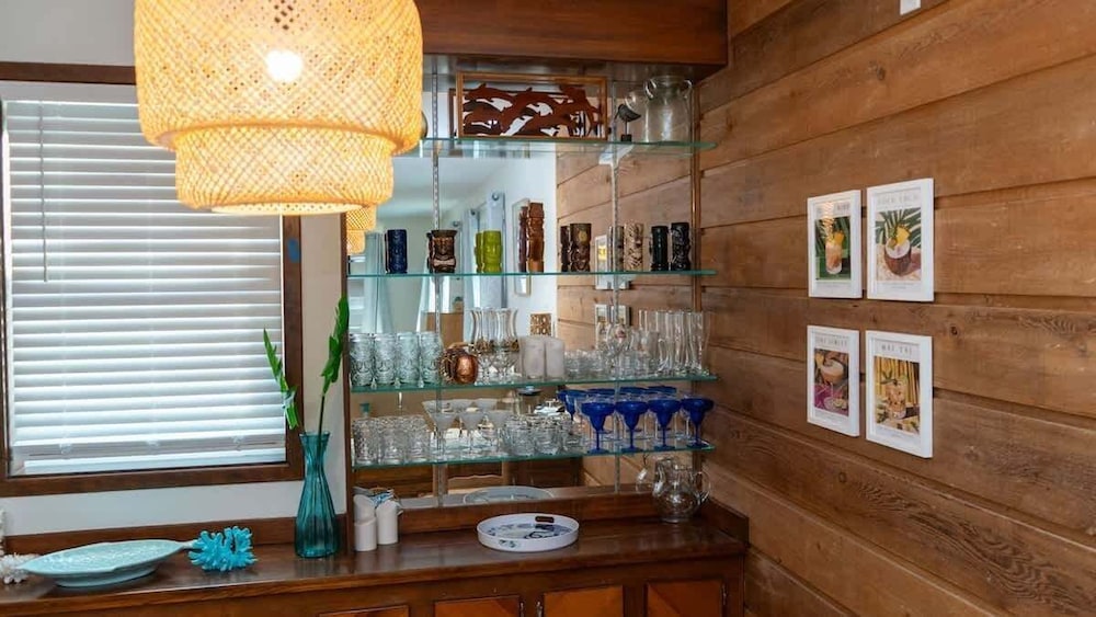 Fun Retro Island Vibe Sleeps 17 Beach 1 Block 4 Bedroom Home