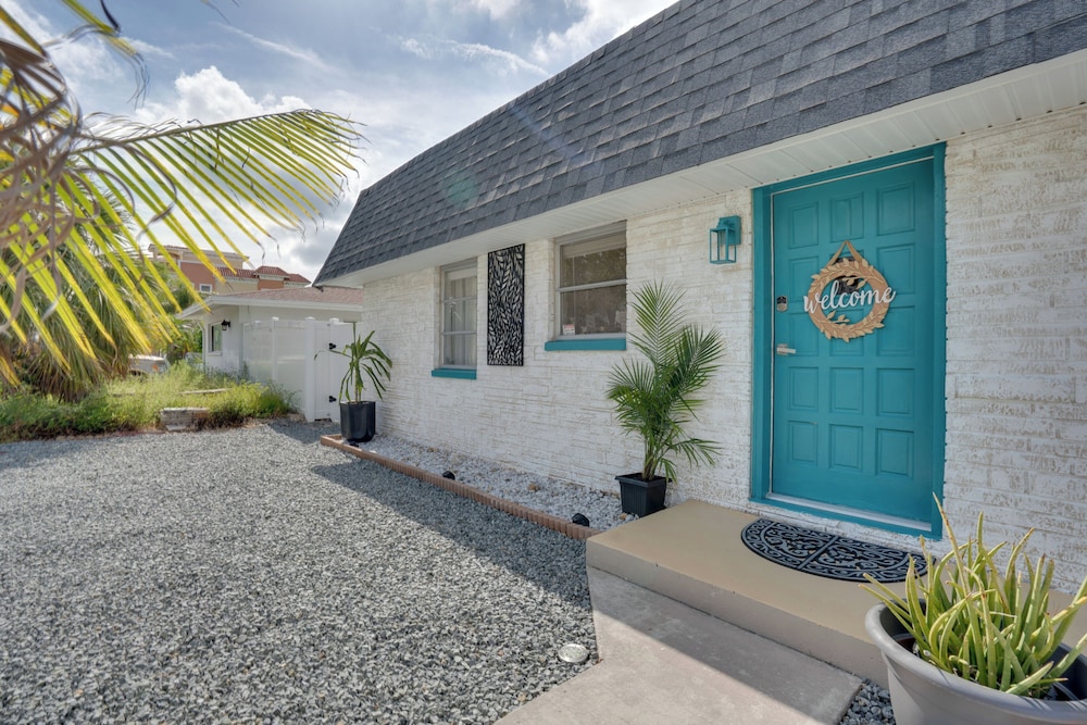Walk to Redington Beach: Renovated Duplex w/ Patio