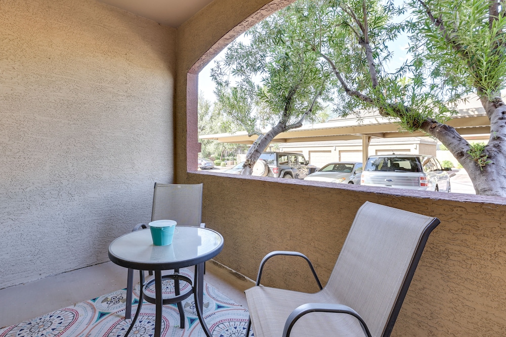 Walk to Papago Park: Central Phoenix Condo