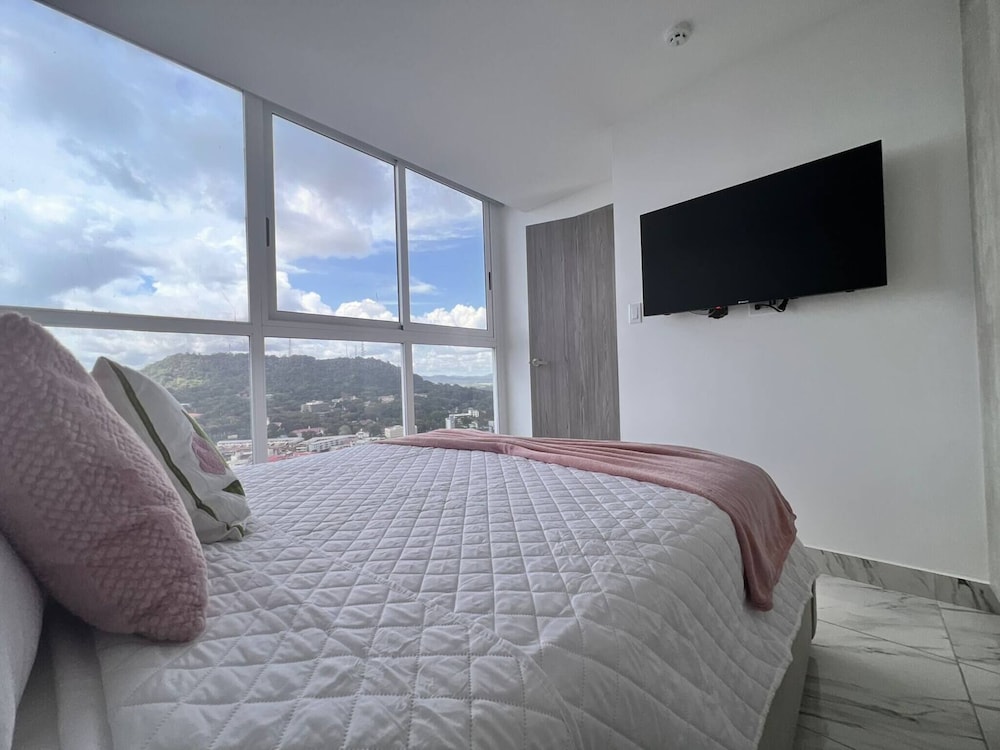 Executive Apartment on Balboa Avenue