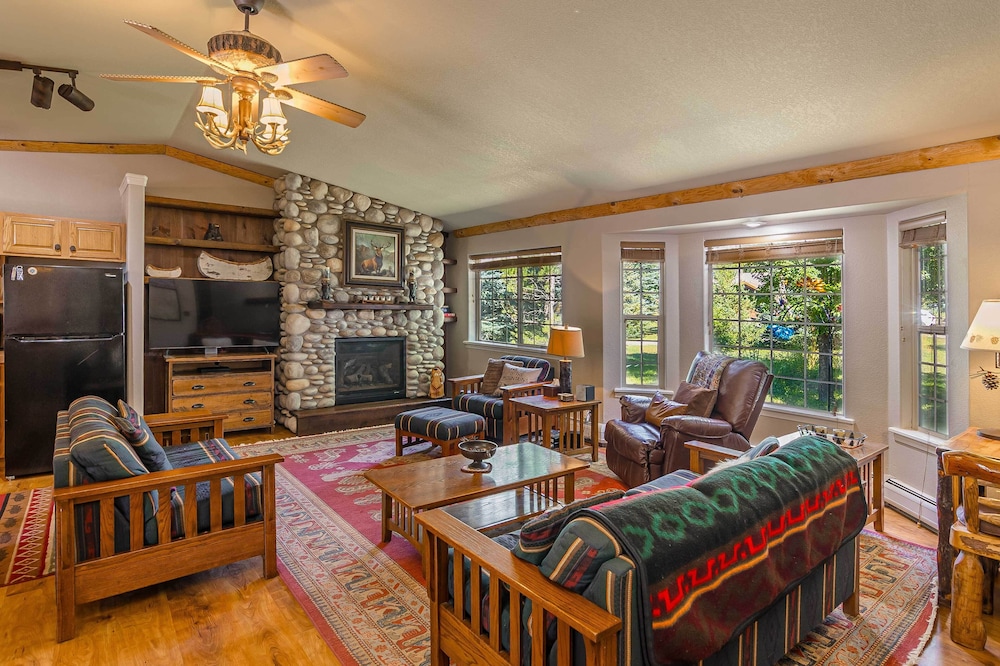 Cozy Home w/ Hot Tub: 7 Mi to Pagosa Hot Springs