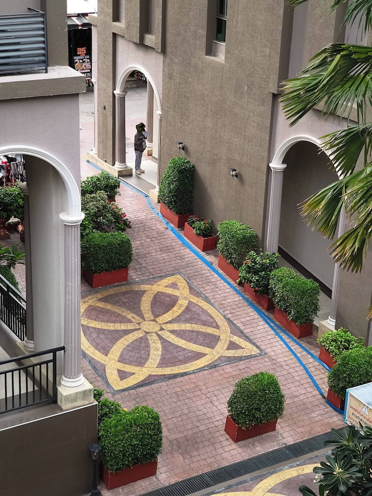 Luxurious Pattaya Apartment With Pool Access