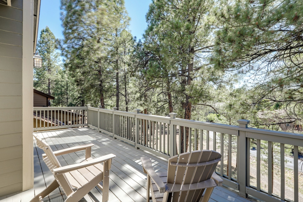 Tasteful Flagstaff Townhome w/ 2 Furnished Decks
