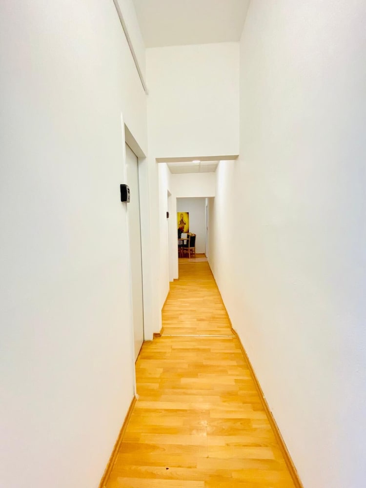 5 Bedroom Apartment near Schonbrunn