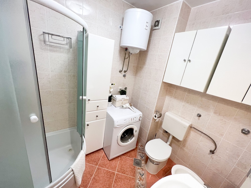 MIRROR apartment