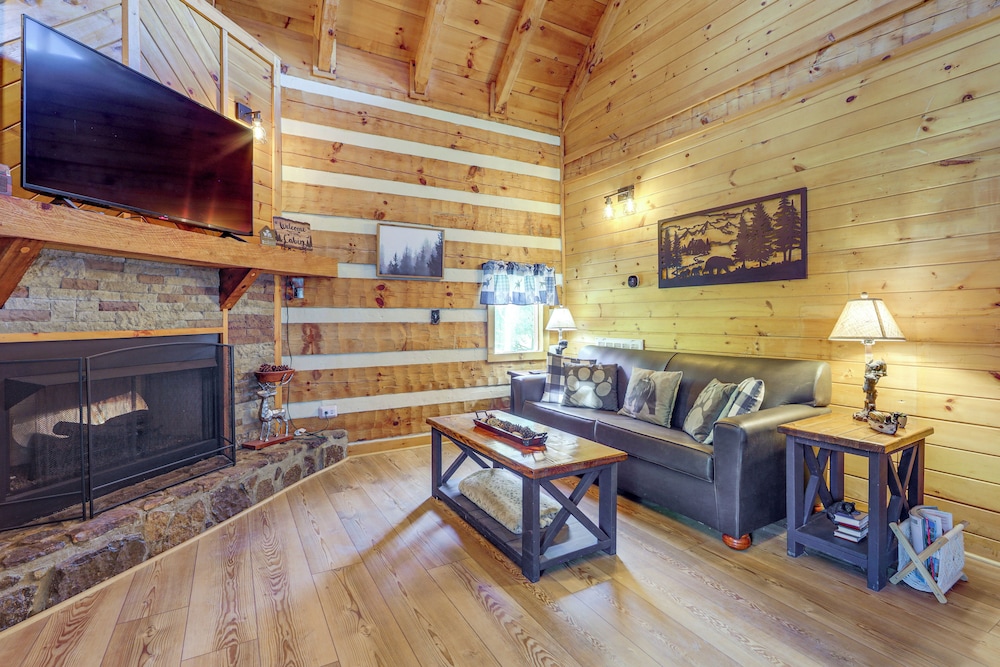 Mins to Dollywood: Boujee Bear Cabin w/ Hot Tub!
