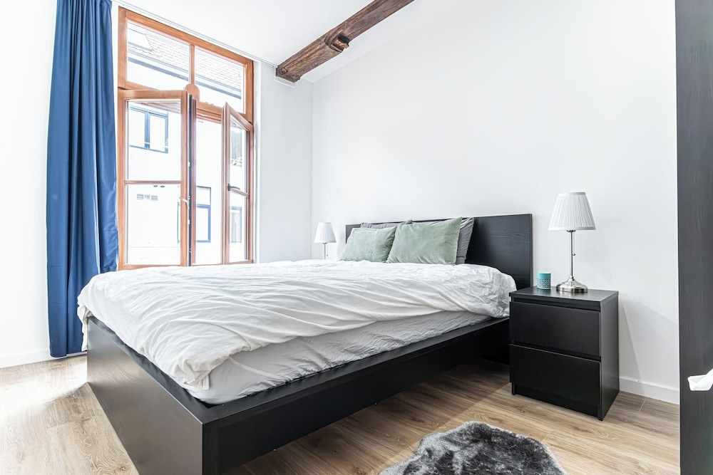 Modern 3BR Apt for 6 with Patio Ghent