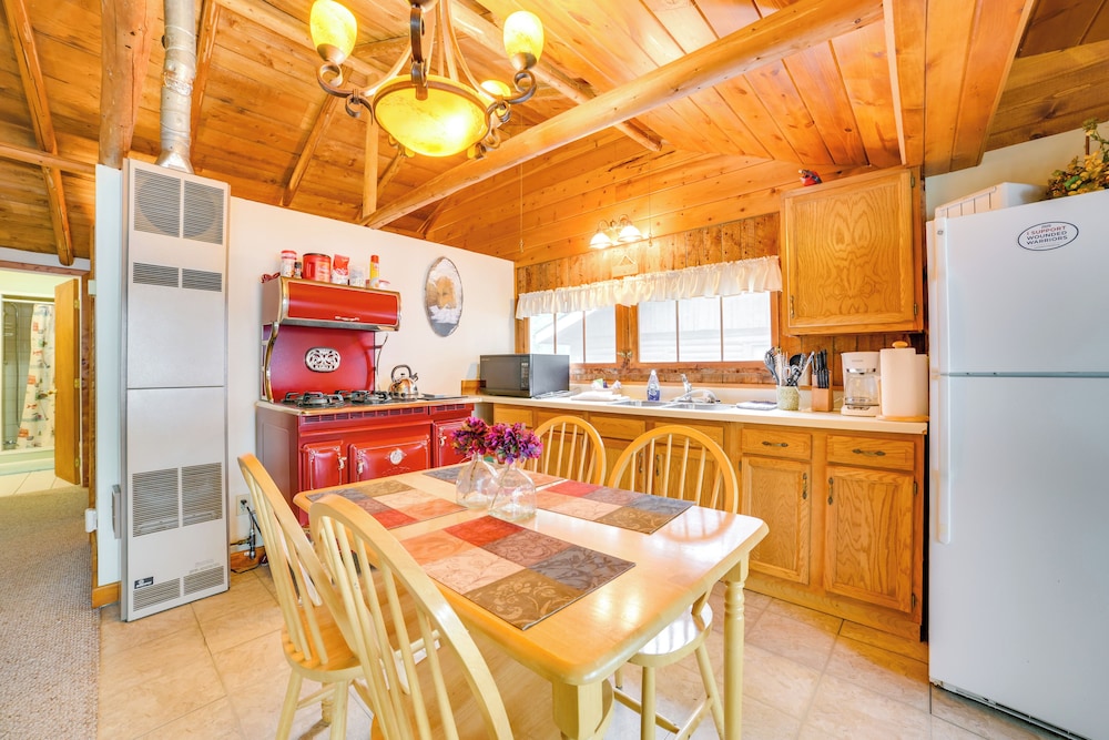 Steps to Lakefront: Dog-friendly Cabin in Levering