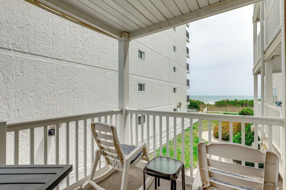1 Mi to Barefoot Landing: Condo w/ Pool Access!
