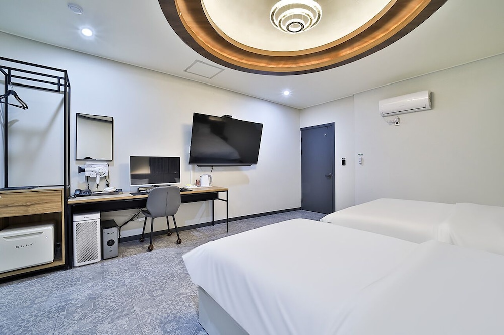 HOTEL LION