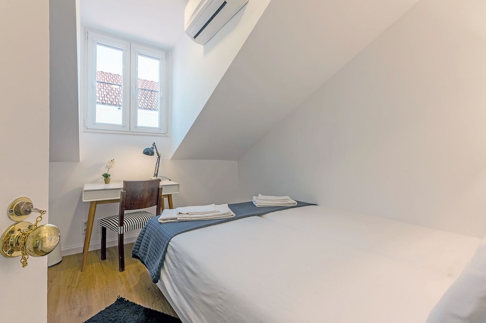 Bairro Alto Palace  Apartment for Large Groups view 5