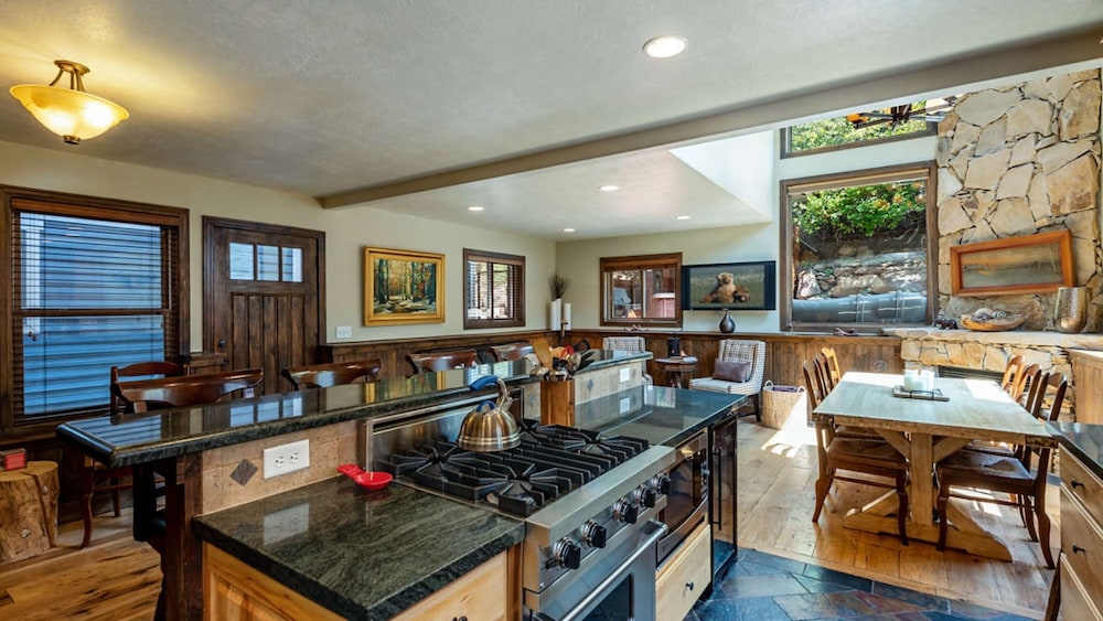 Red Hawk by Avantstay Charming Cabin w Theatre Spa 5mins to Deer Valley Mtn