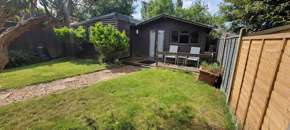 Pet Friendly - 4 Guests - 13 min to the Beach