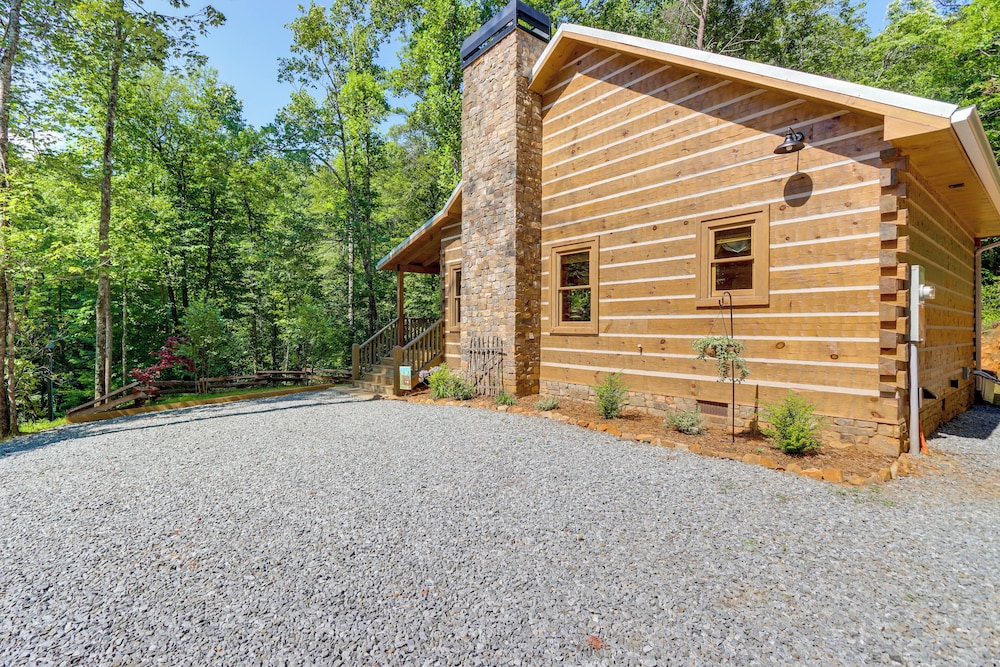 4 Mi to Fall Branch Falls: Peaceful Cabin w/ Deck