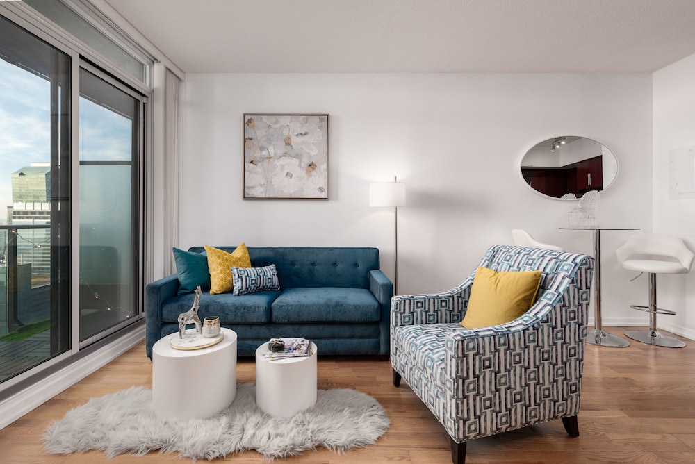 QuickStay - Elegant & Modern Condo, CN Tower Views - Image 5