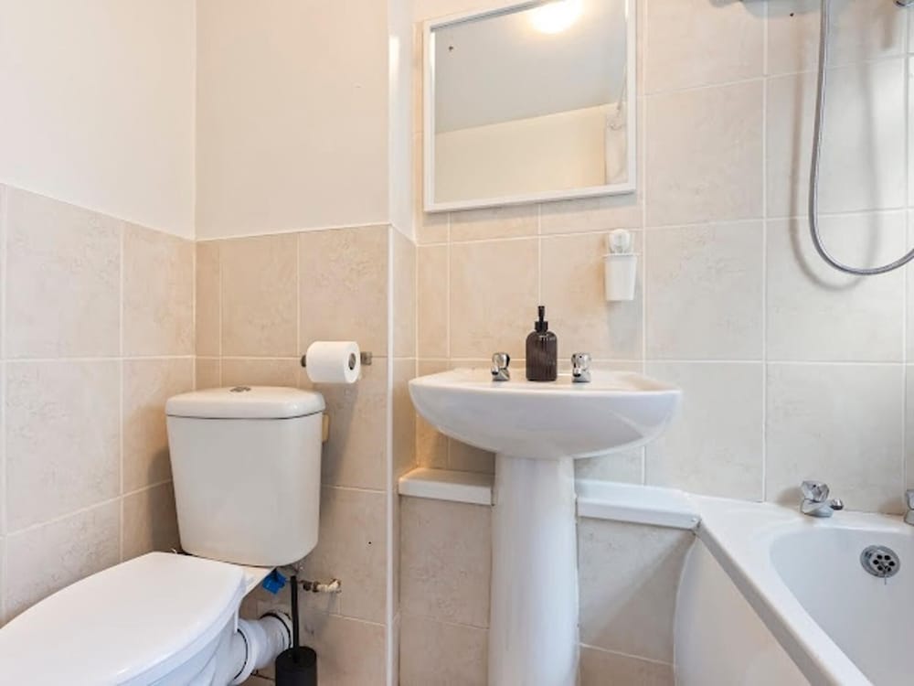 1 Bedroom Apartment Sleeps 4, Free Parking, Tv