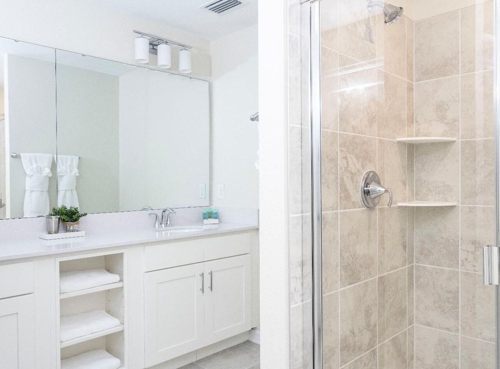 Amazing Townhome With Lake View at Storey Lake Resort