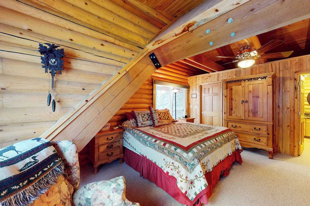Quiet 2BR Fireplace Balcony W & D