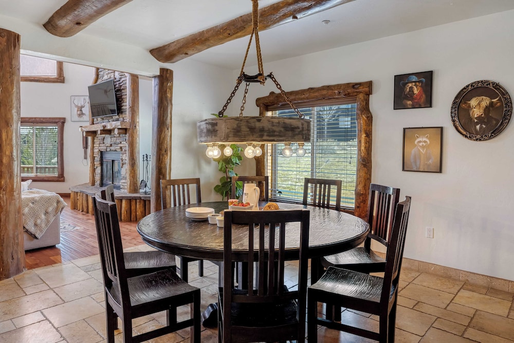 Group Cabin + Lake and Mountain View Pet-friendly, Fireplace, Games, Loft