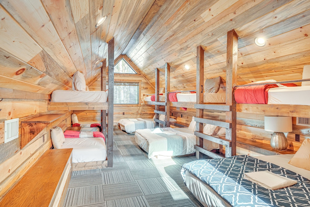 Hot Tub & Game Room: Spacious Cabin in Broken Bow!