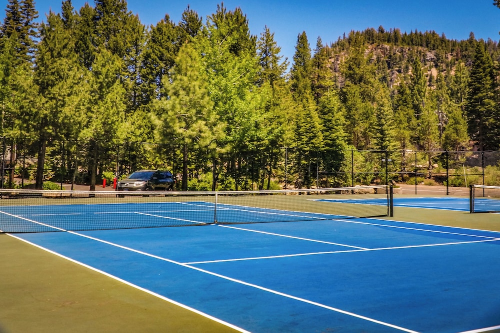1BR Condo w/ Access to Resort Pools, Spa & Gym