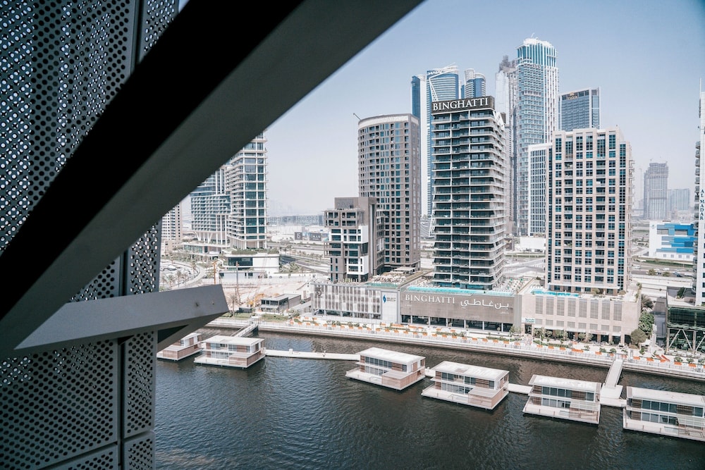 Cozy 1BR With Canal Views Full Amenities