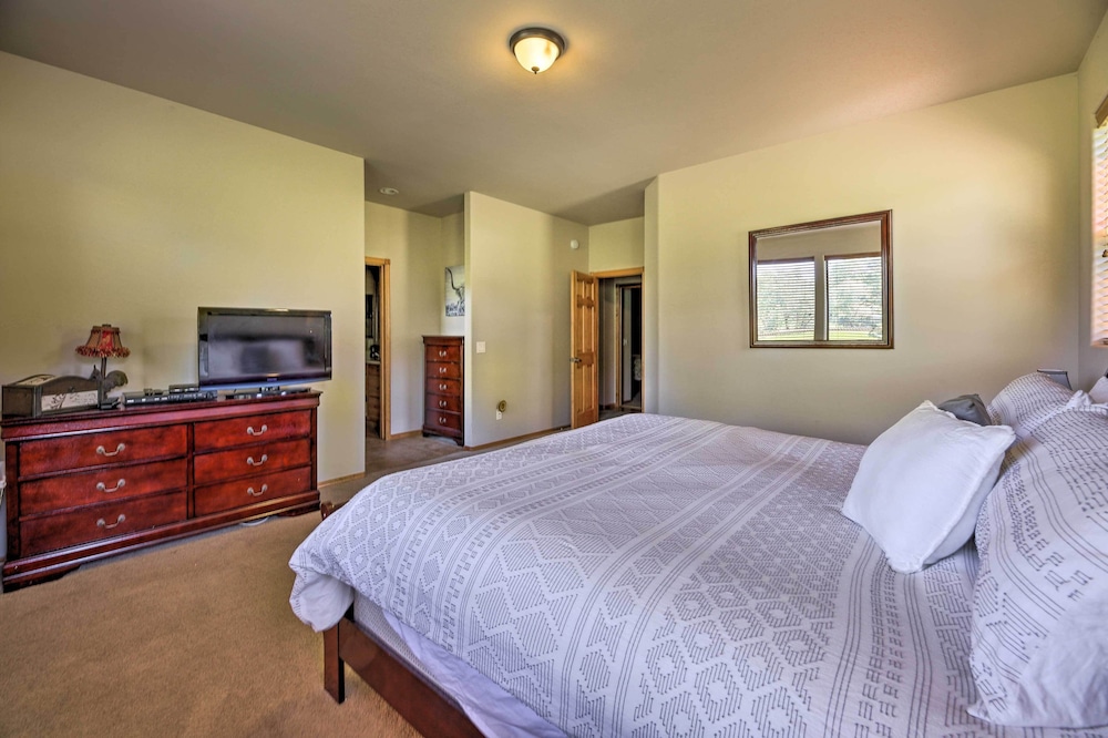 Sunny Show Low Home: Deck, BBQ & Golf Course Views view 4