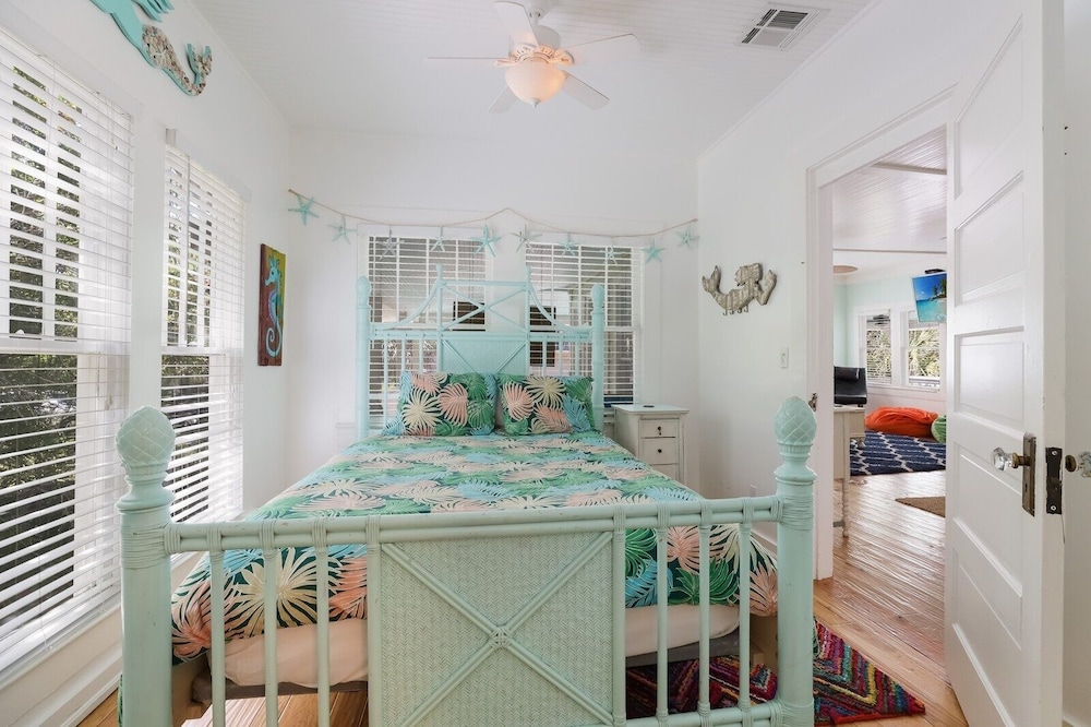 Marmalade Mermaid 3 Bedroom Home by RedAwning