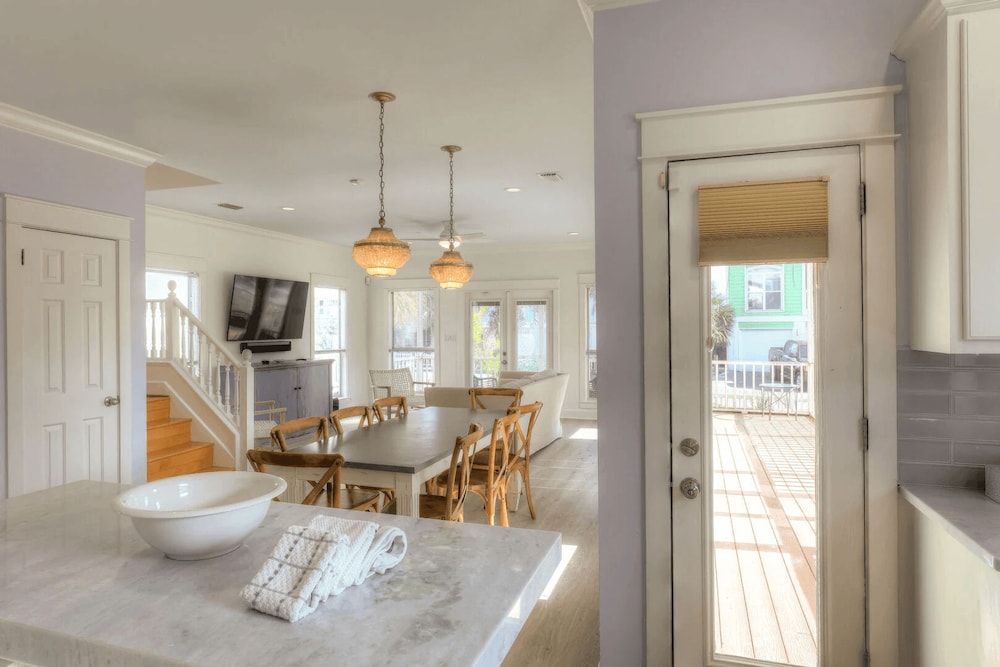 Holiday House by Avantstay Oceanview Steps to Beach