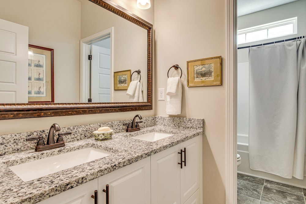 2 Mi to Steeplechase Racecourse: Stylish Aiken Gem