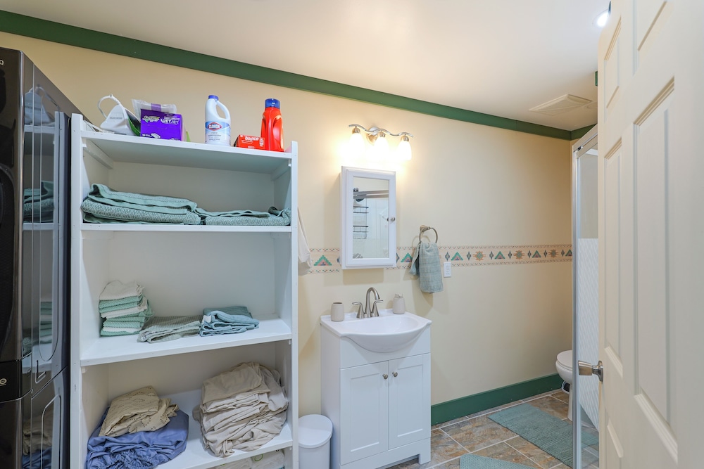 9 Mi to Lake Carlsbad: Pet-friendly Apt