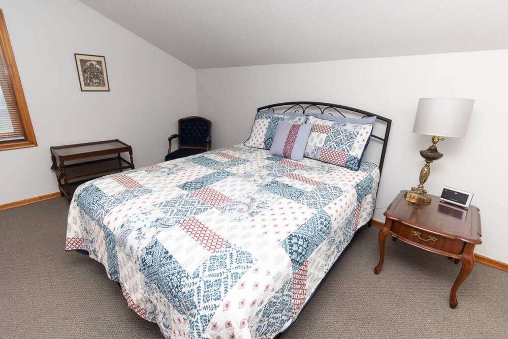 Farmhouse PEC - Centrally Located in PEC
