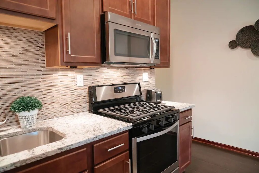 2BR Apt - Central Modern