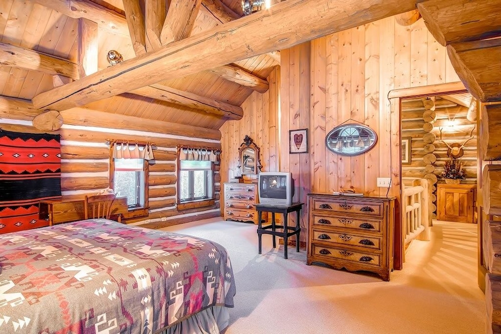 Bear Lodge 6 Bedroom Home by RedAwning