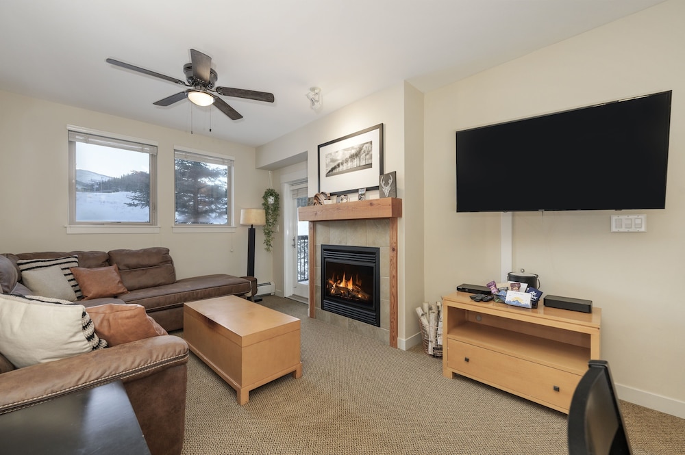 Founders Pointe 1 bedroom Condo by RedAwning