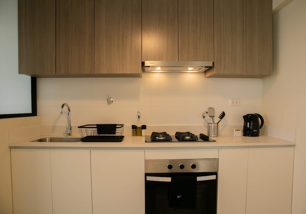 w Modern 3BR w Balcony Near Kennedy Park