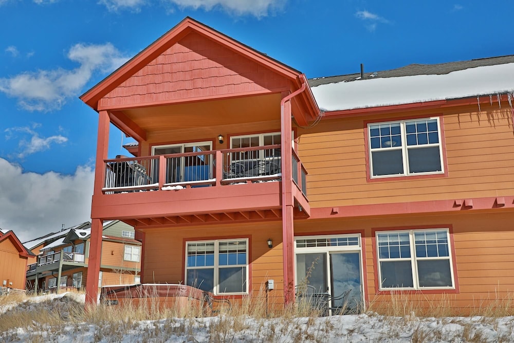 Rendezvous Discovery 3 Br 3 Bedroom Home by RedAwning