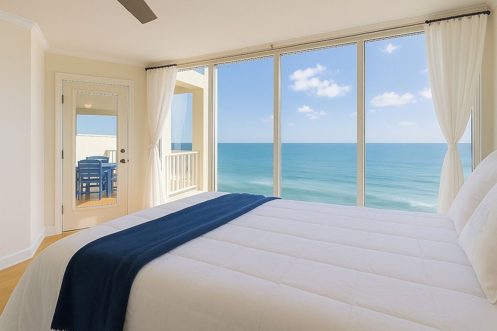 3BR Gulf-front Luxury w/ Pool Bar & Spa Baths