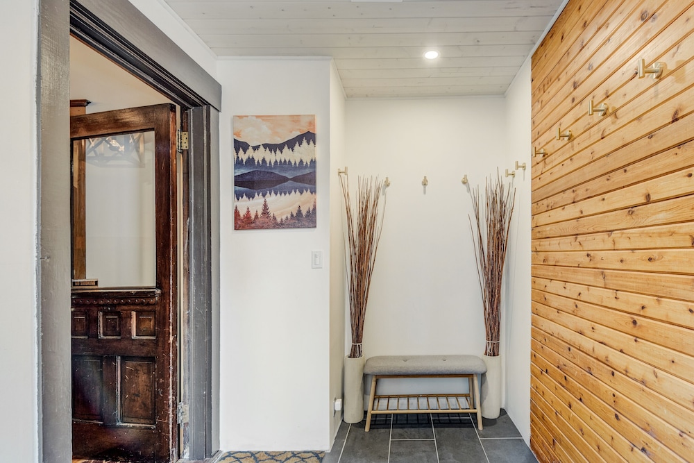 Rocky Mountain House - Sleeps 23 view 2