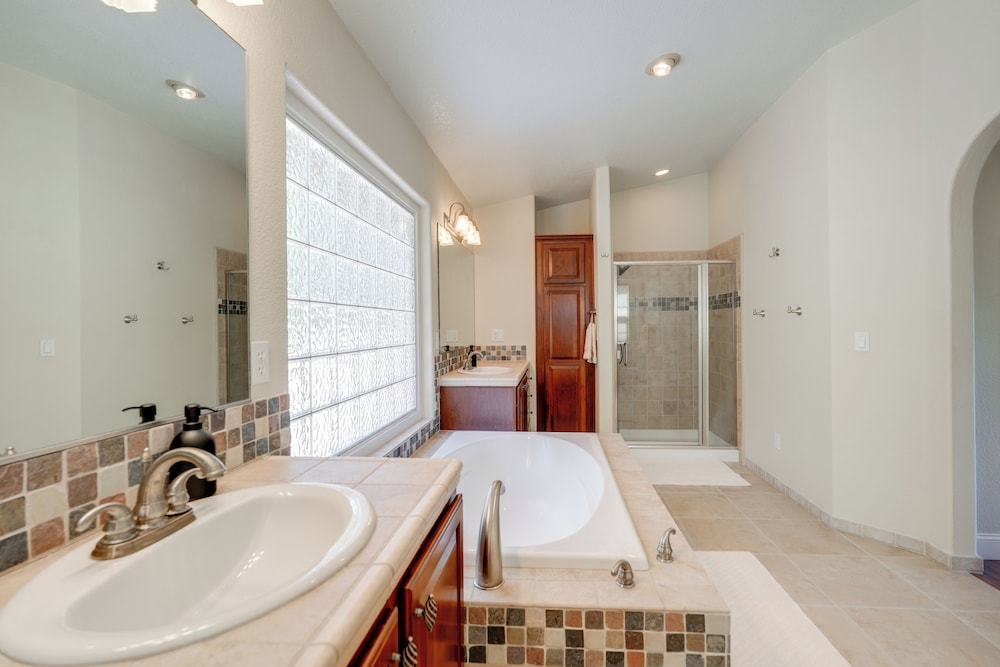 Hot Tub + Game Room: Family Retreat in Groveland!