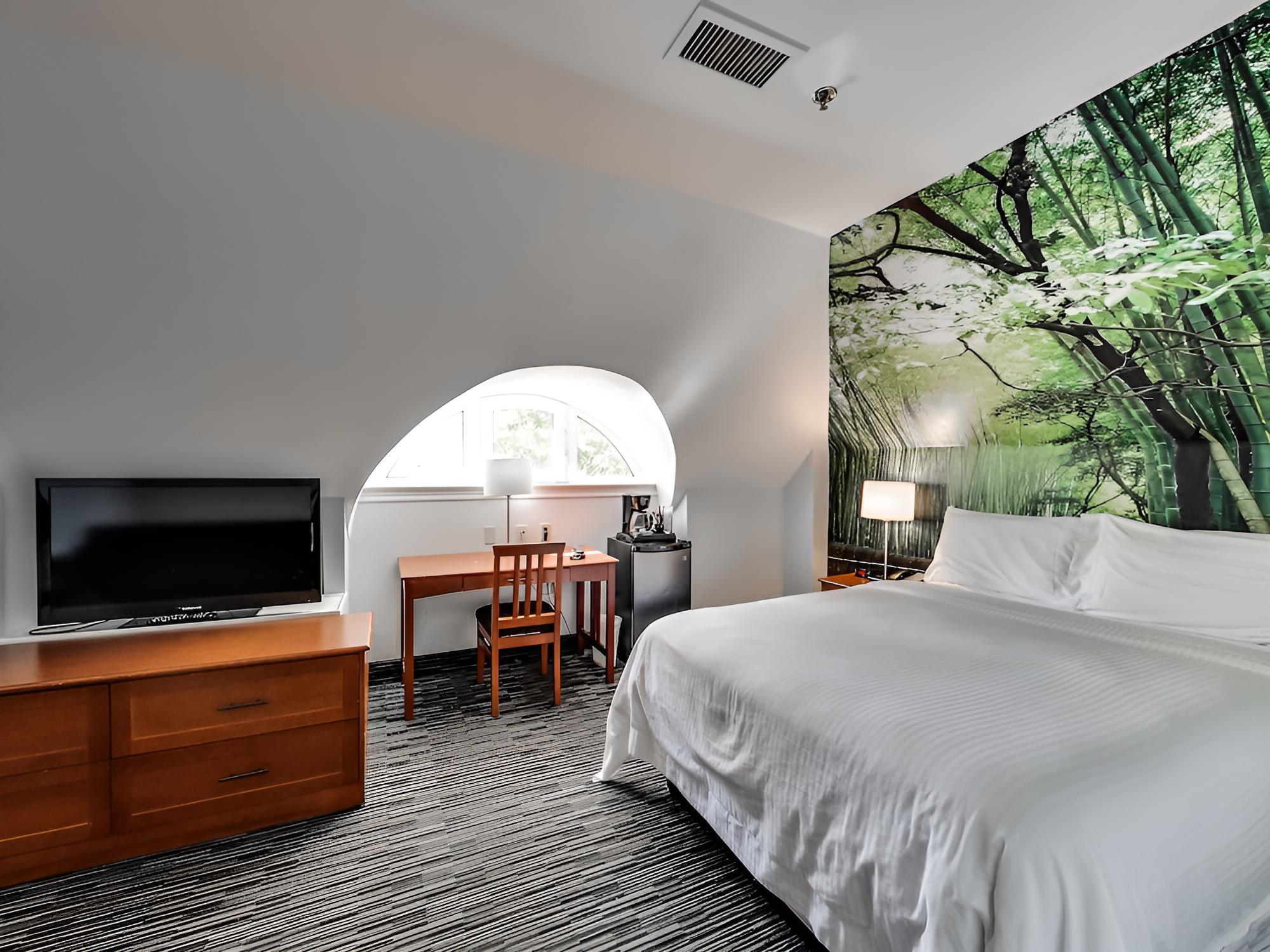 Isabella Hotel and Suites - Image 2