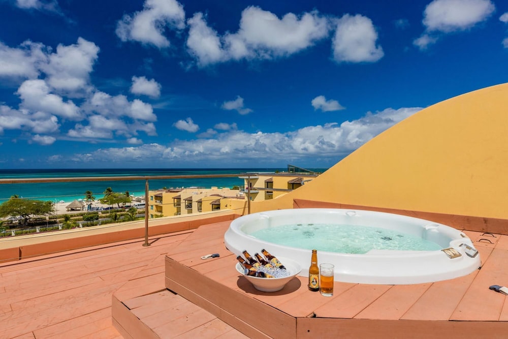 Oceanfront Penthouse 4BR w Roof Top Deck w Jacuzzi Eagle Beach