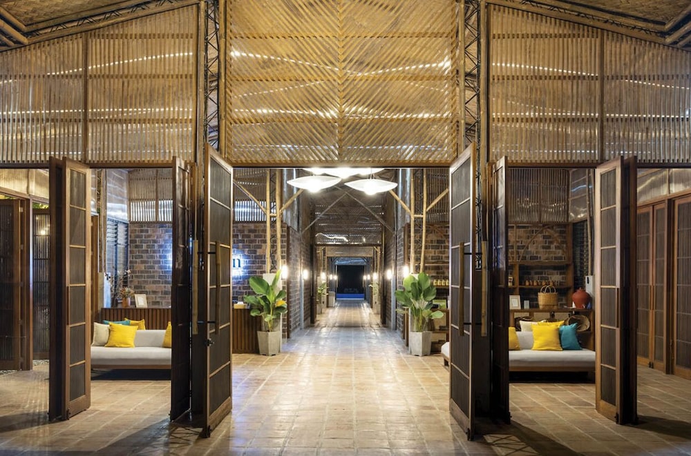 Lobby & Reception