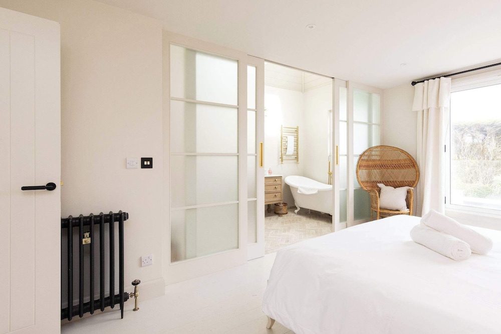 Newly Renovated Beachside Retreat for 10