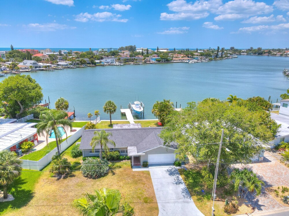 Salt Life - Weekly Vacation Rental 2 Bedroom Home by Redawning view 4